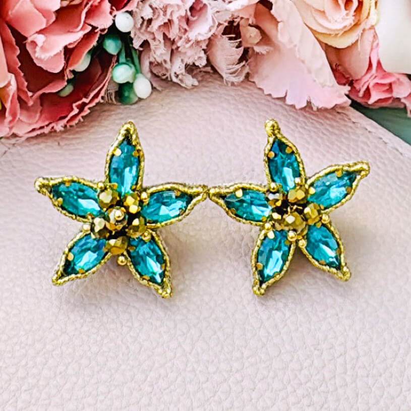 Türkise Soutache-Ohrstecker in Blütensternform