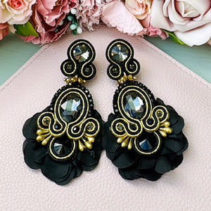 Außergewöhnliche Soutache-Ohrringe in Schwarz und Gold