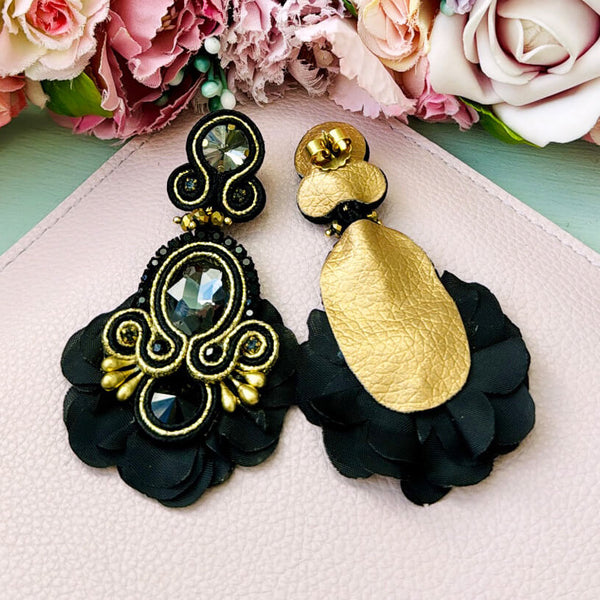 Außergewöhnliche Soutache-Ohrringe in Schwarz und Gold