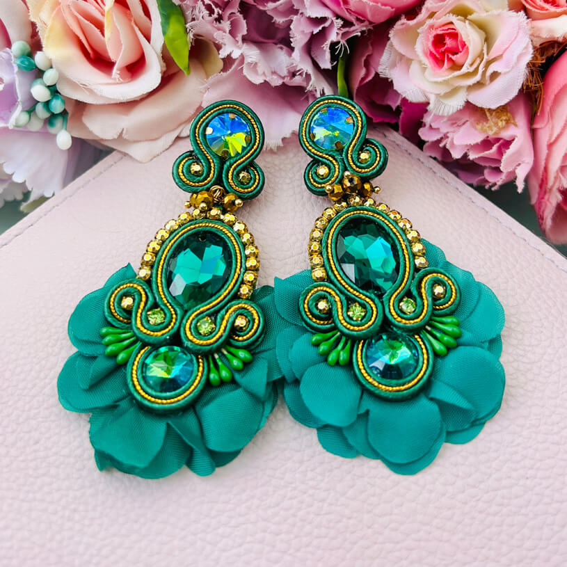 Außergewöhnliche Soutache-Ohrringe in Dunkelgrün