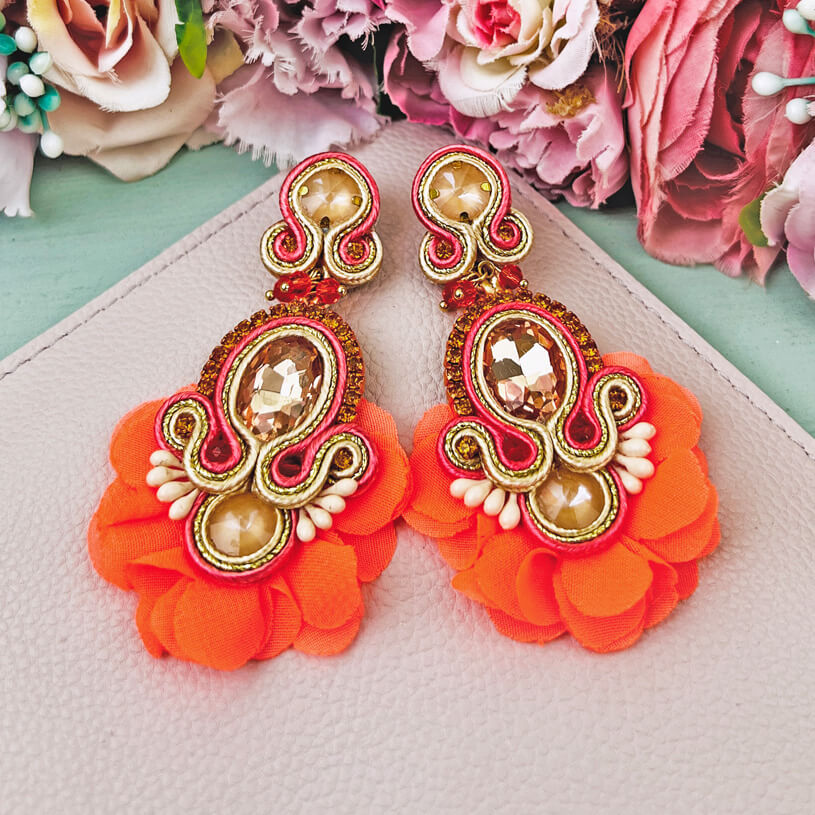 Außergewöhnliche Soutache-Ohrringe in Orangetönen