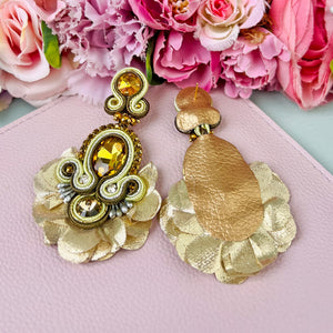 Außergewöhnliche Soutache-Ohrringe in Gold