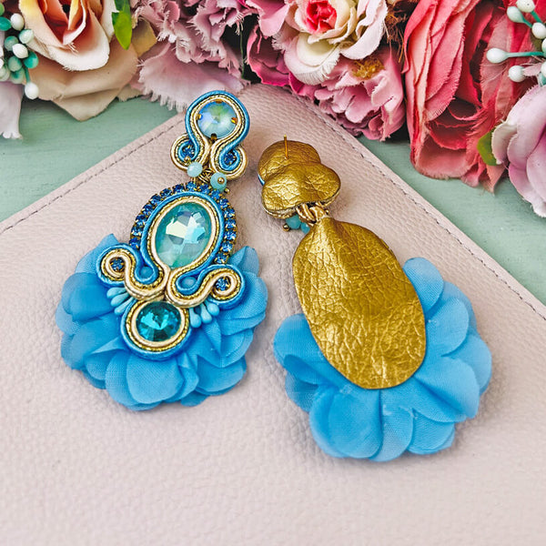 Außergewöhnliche Soutache-Ohrringe in Blautönen und Gold