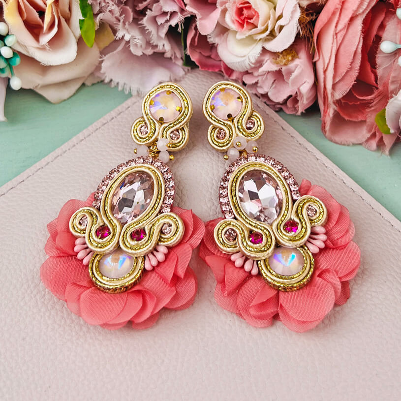 Außergewöhnliche Soutache-Ohrringe in zarten Rosatönen
