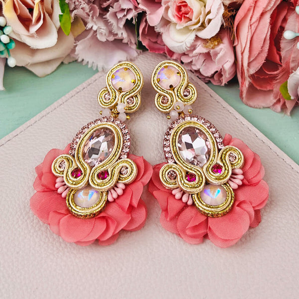 Außergewöhnliche Soutache-Ohrringe in zarten Rosatönen