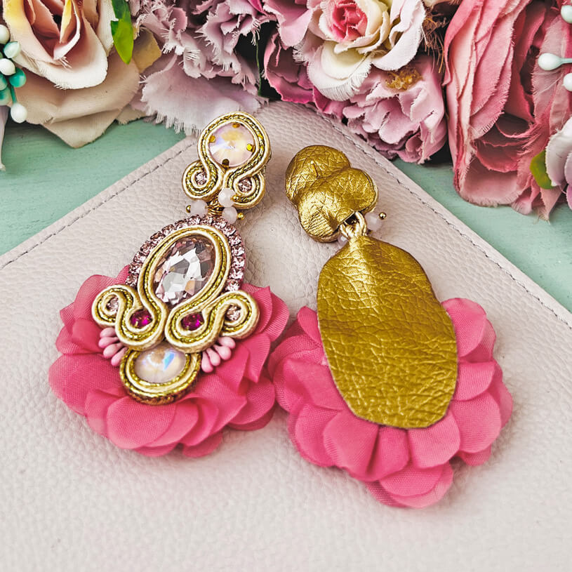 Außergewöhnliche Soutache-Ohrringe in zarten Rosatönen