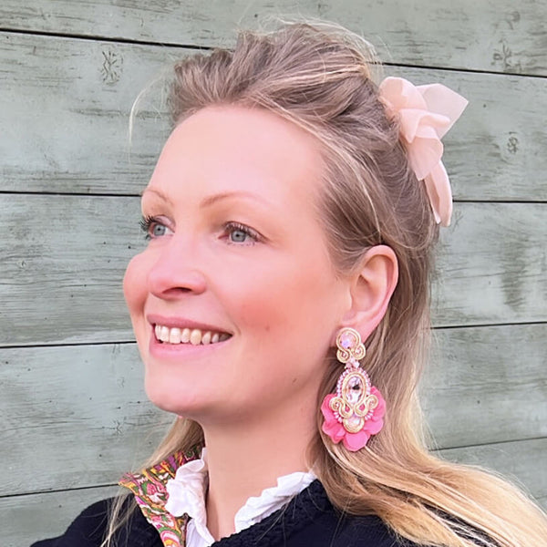 Außergewöhnliche Soutache-Ohrringe in zarten Rosatönen