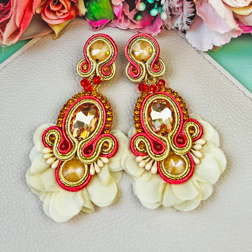 Außergewöhnliche Soutache-Ohrringe in Gold, Creme und koralligem Orange