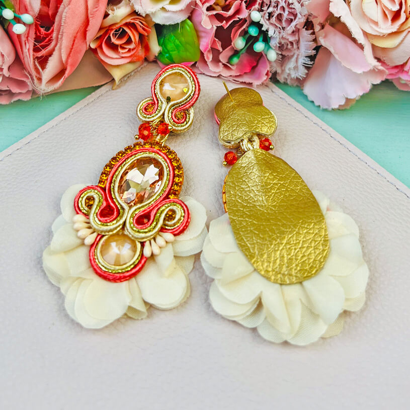 Außergewöhnliche Soutache-Ohrringe in Gold, Creme und koralligem Orange