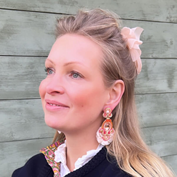 Außergewöhnliche Soutache-Ohrringe in Gold, Creme und koralligem Orange