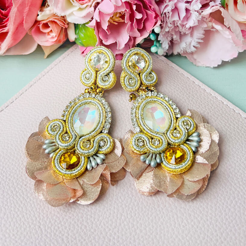 Außergewöhnliche Soutache-Ohrringe in Lachs und Champagner