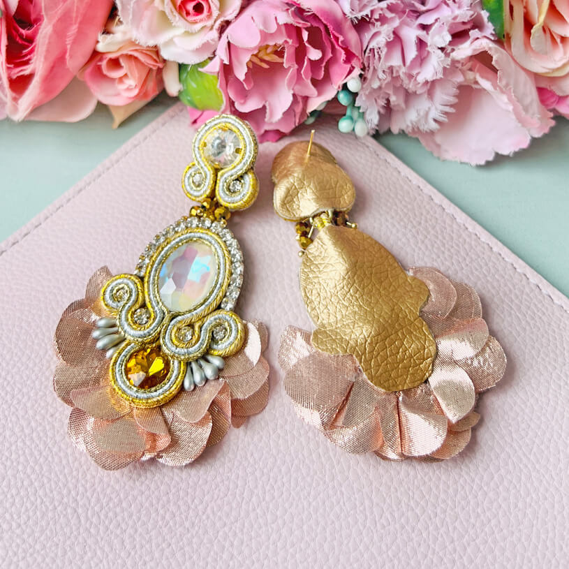 Außergewöhnliche Soutache-Ohrringe in Lachs und Champagner