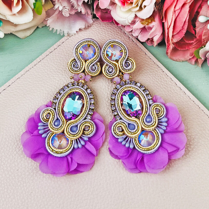 Außergewöhnliche Soutache-Ohrringe in Flieder und zartem Gold