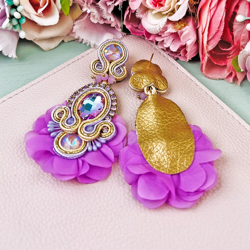 Außergewöhnliche Soutache-Ohrringe in Flieder und zartem Gold