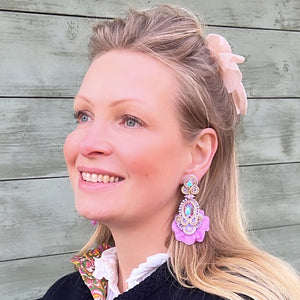 Außergewöhnliche Soutache-Ohrringe in Flieder und zartem Gold