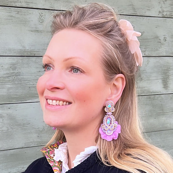 Außergewöhnliche Soutache-Ohrringe in Flieder und zartem Gold