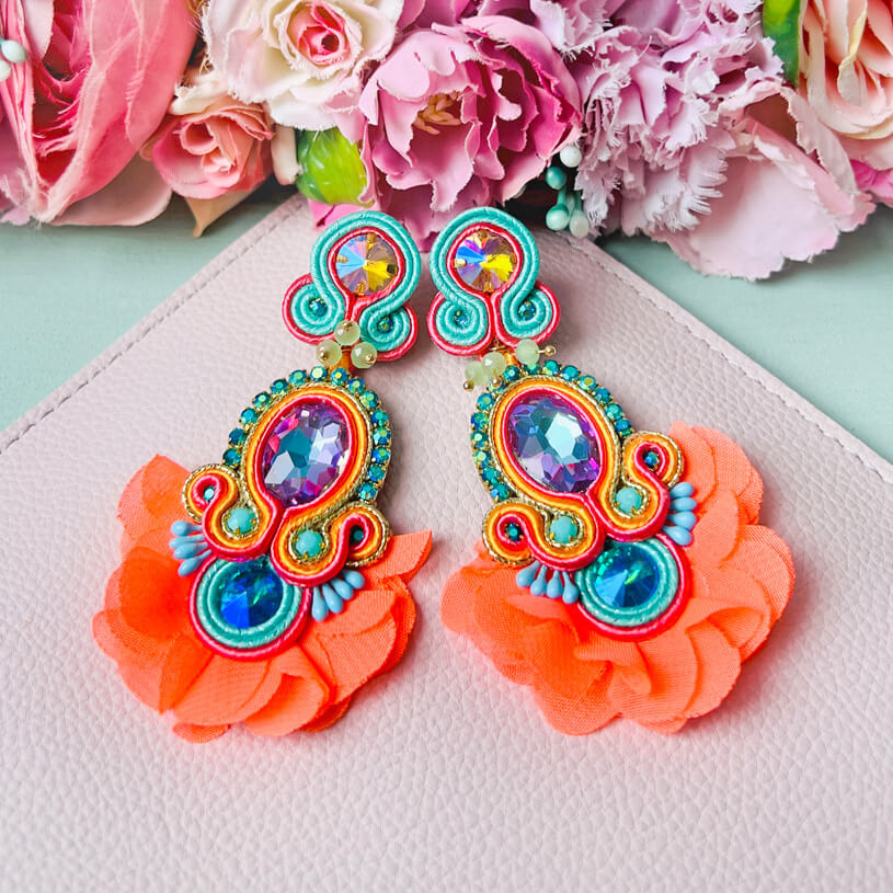 Außergewöhnliche Soutache-Ohrringe in leuchtendem Orange