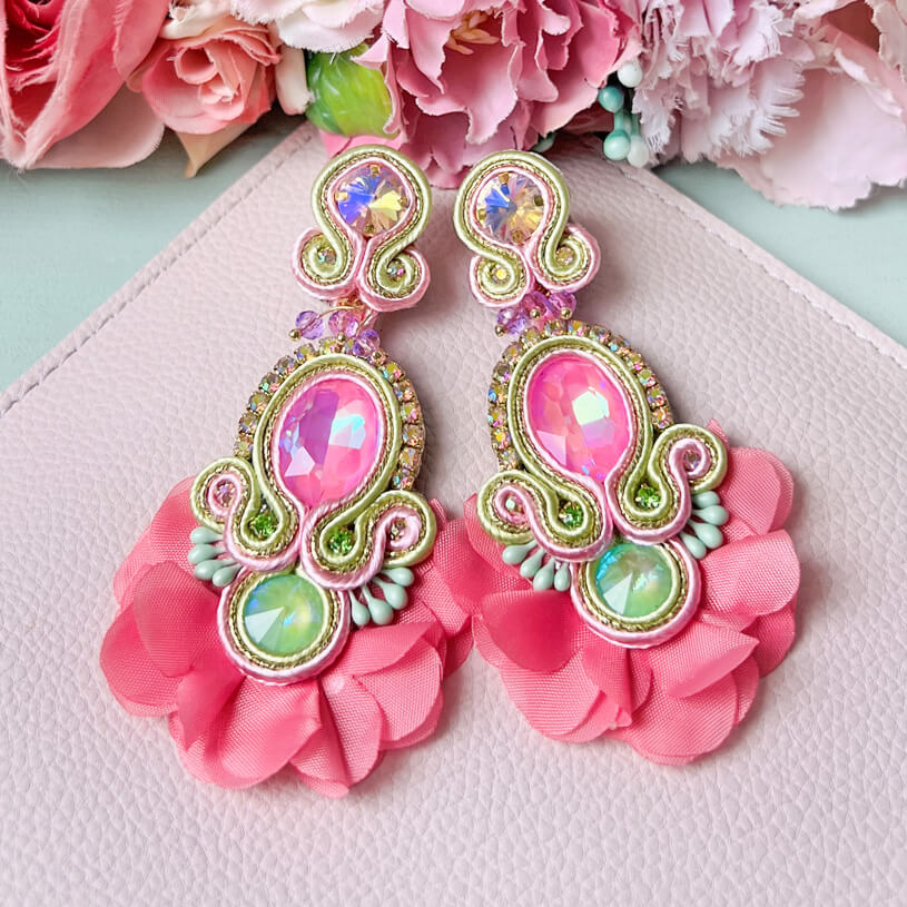 Außergewöhnliche Soutache-Ohrringe in Rosa