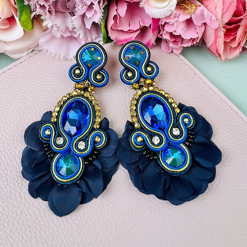 Außergewöhnliche Soutache-Ohrringe in Dunkelblau