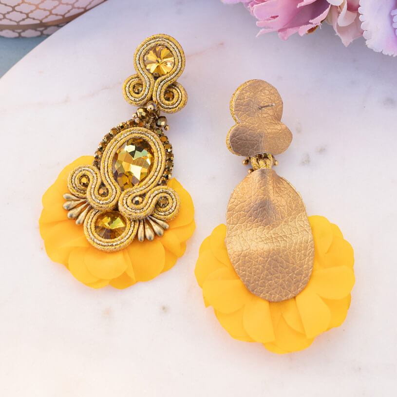 Außergewöhnliche Soutache-Ohrringe in Goldgelb
