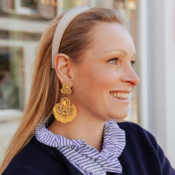 Außergewöhnliche Soutache-Ohrringe in Goldgelb