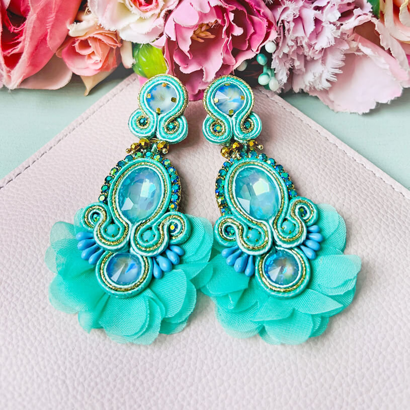 Außergewöhnliche Soutache-Ohrringe in Türkis