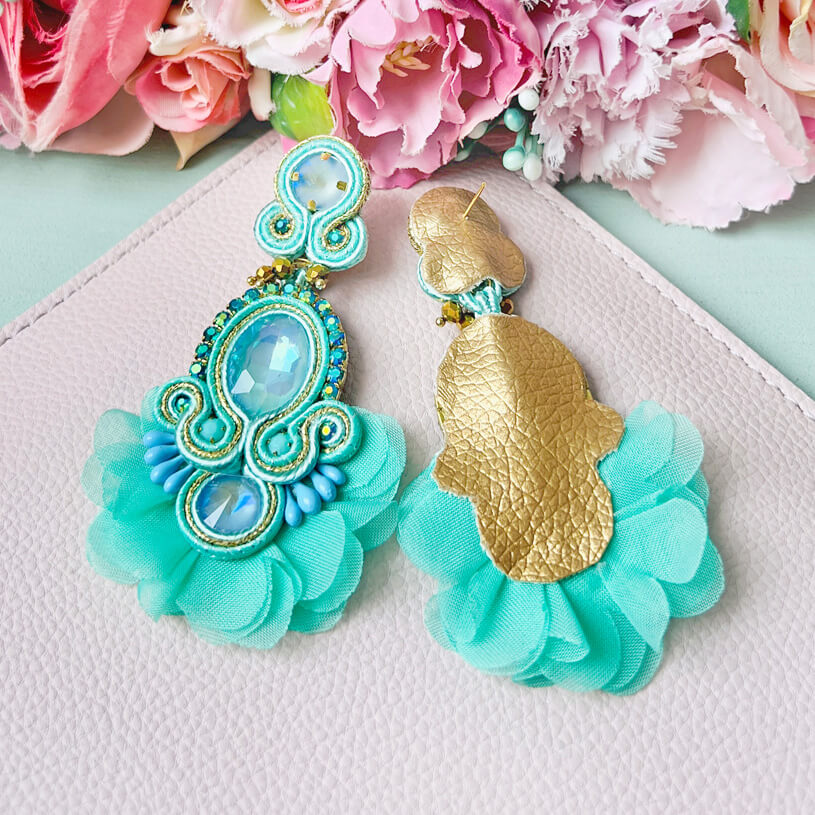 Außergewöhnliche Soutache-Ohrringe in Türkis