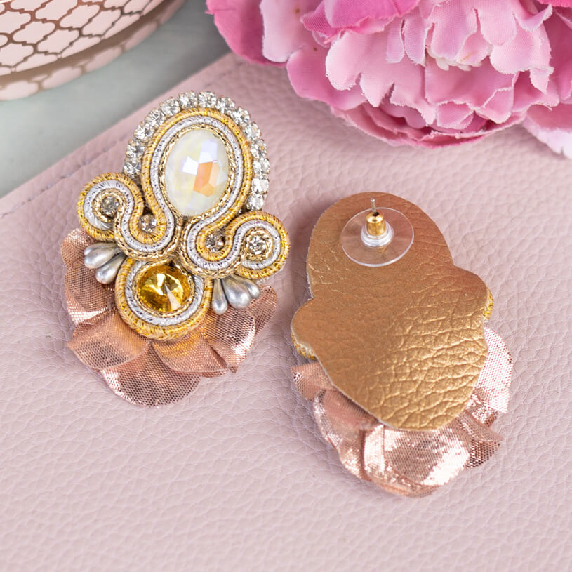 Funkelnde Soutache-Ohrringe in Lachs und Champagner