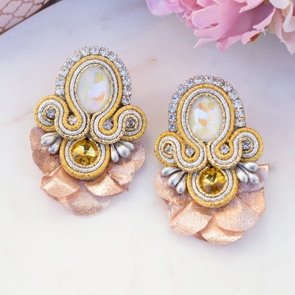 Funkelnde Soutache-Ohrringe in Lachs und Champagner