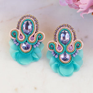 Funkelnde Soutache-Ohrringe in Türkis und Flieder