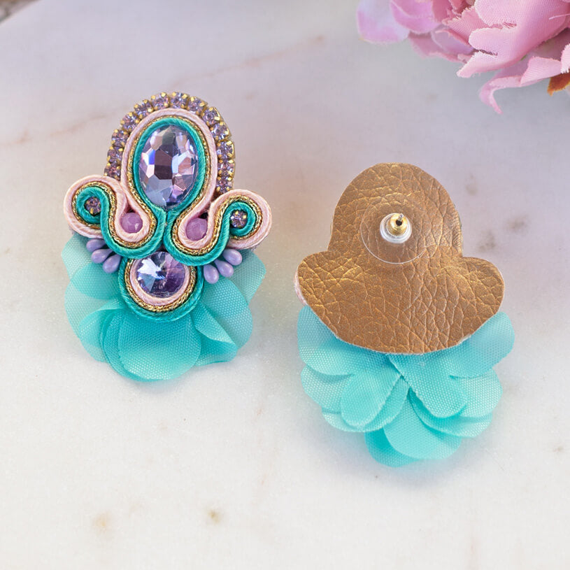 Funkelnde Soutache-Ohrringe in Türkis und Flieder