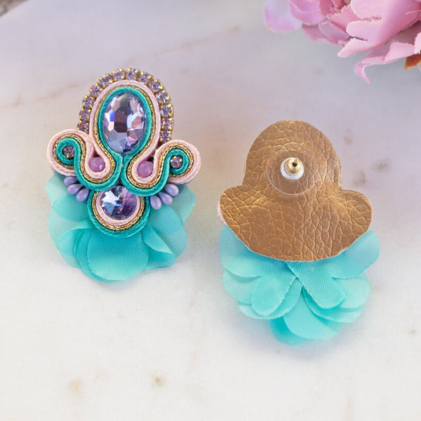 Funkelnde Soutache-Ohrringe in Türkis und Flieder