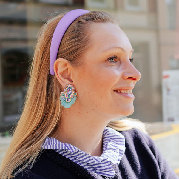Funkelnde Soutache-Ohrringe in Türkis und Flieder