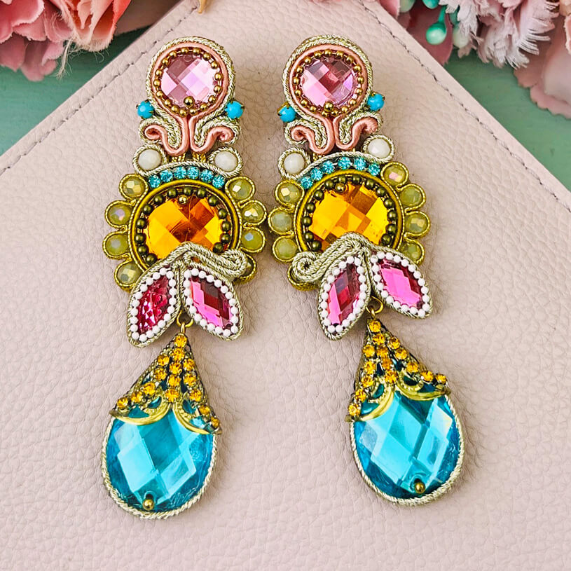 Raffinierte Soutache-Ohrringe in Gelb, Pink und Blau