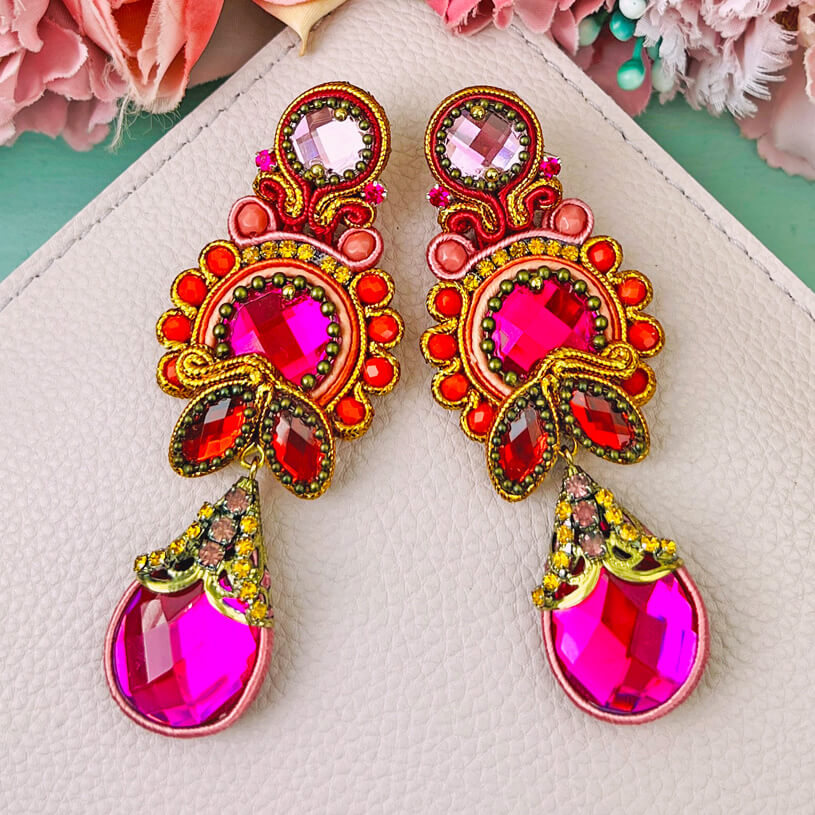 Raffinierte Soutache-Ohrringe in Pink, Rot und Orange