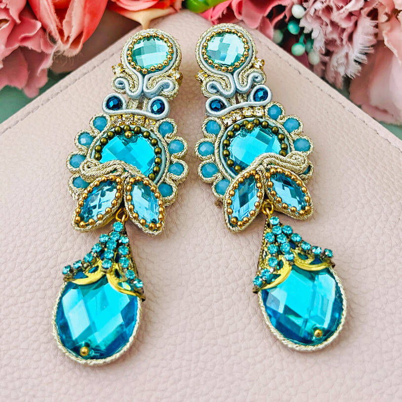 Raffinierte Soutache-Ohrringe in Hellblautönen mit Gold