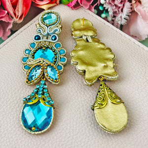 Raffinierte Soutache-Ohrringe in Hellblautönen mit Gold