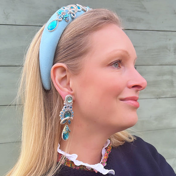 Raffinierte Soutache-Ohrringe in Hellblautönen mit Gold