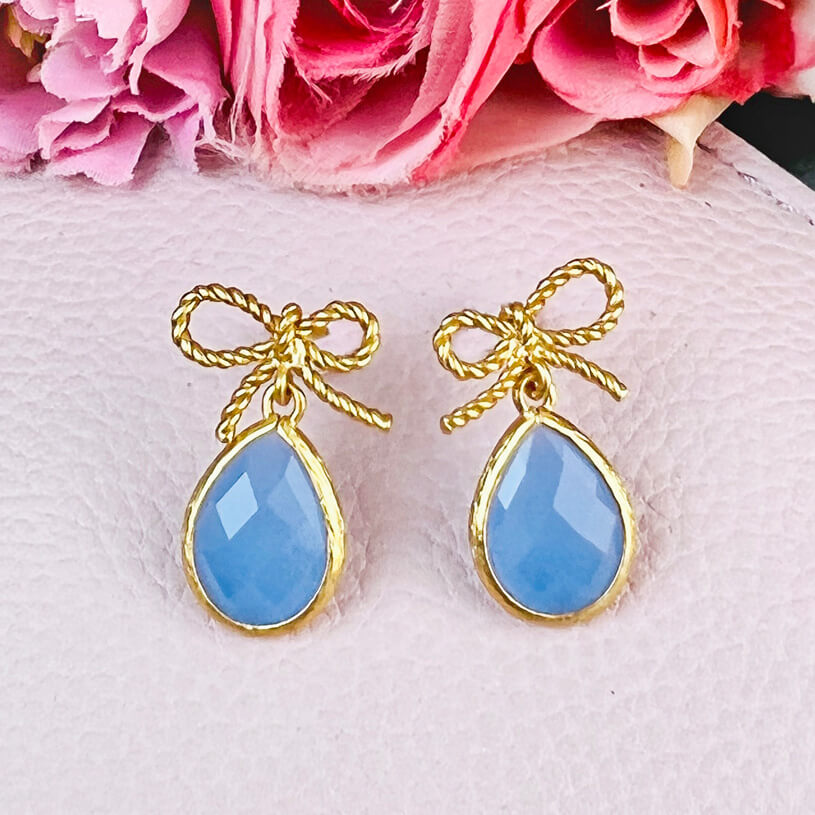 Schleifchenstecker mit kleinem facettiertem Tropfen in Hellblau