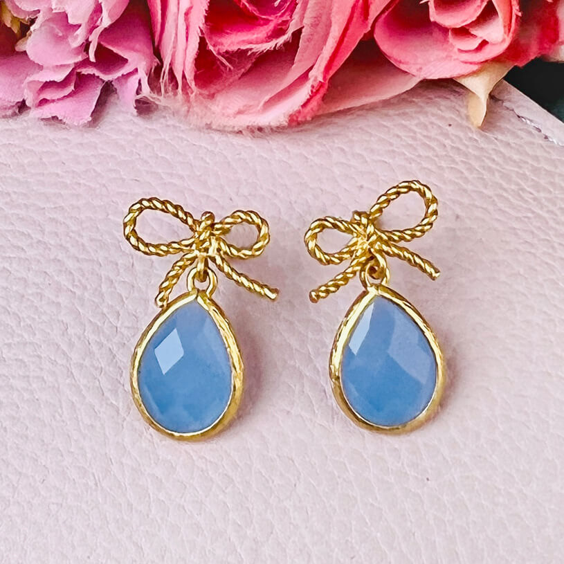 Schleifchenstecker mit kleinem facettiertem Tropfen in Hellblau
