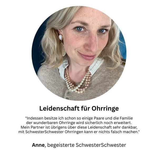 Statement Ohrringe als Ohrstecker in Perlmutt mit zart geprägtem senfgelbem Tropfen von AmuseToi