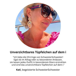 Vergoldete Ohrstecker aus verschlungenen bunten Perlenringen