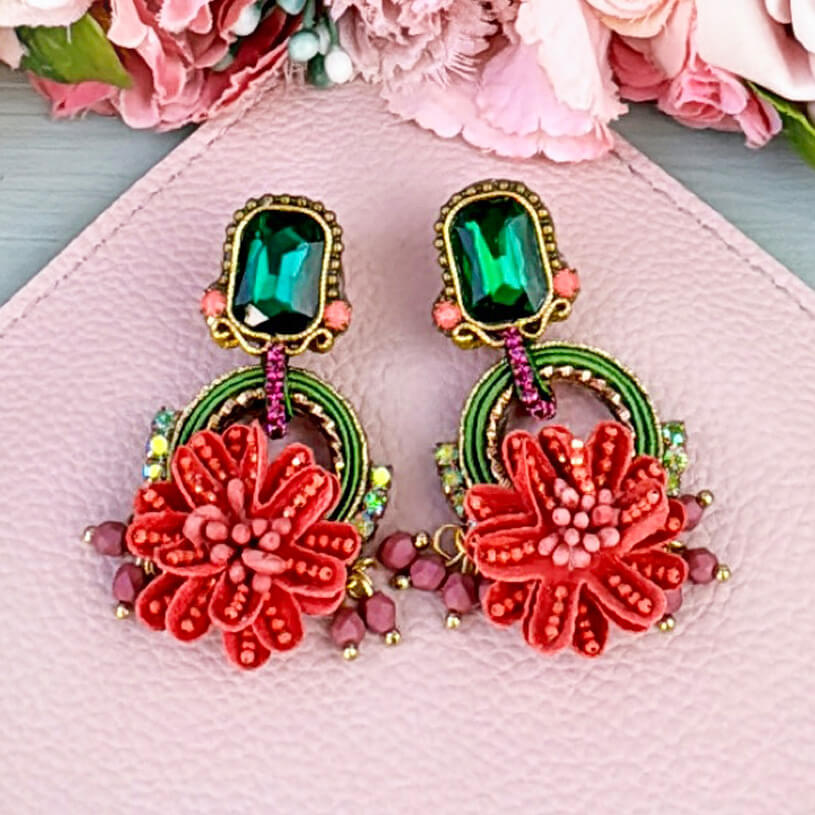 Raffinierte Blüten-Soutache-Ohrstecker in Grün und Rotpink