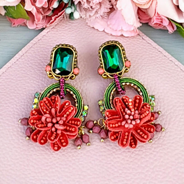 Raffinierte Blüten-Soutache-Ohrstecker in Grün und Rotpink