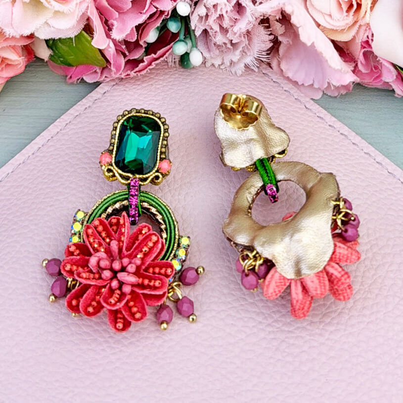 Raffinierte Blüten-Soutache-Ohrstecker in Grün und Rotpink