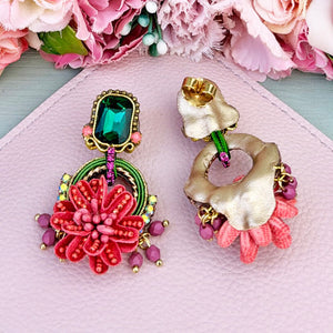 Raffinierte Blüten-Soutache-Ohrstecker in Grün und Rotpink