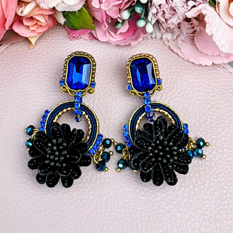 Raffinierte Blüten-Soutache-Ohrstecker in Schwarz, Dunkelblau und Gold