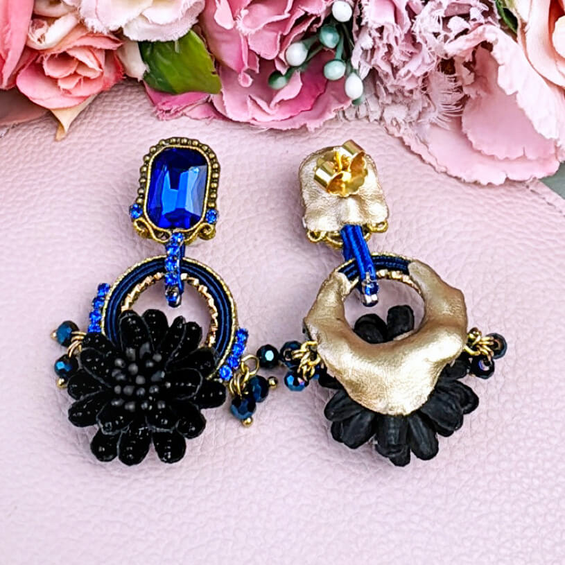 Raffinierte Blüten-Soutache-Ohrstecker in Schwarz, Dunkelblau und Gold