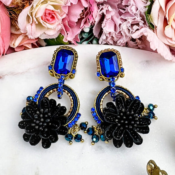 Raffinierte Blüten-Soutache-Ohrstecker in Schwarz, Dunkelblau und Gold
