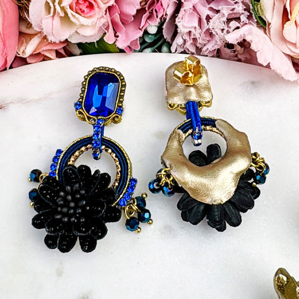 Raffinierte Blüten-Soutache-Ohrstecker in Schwarz, Dunkelblau und Gold
